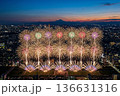 花火大会を天空から見下ろす空撮 136631316