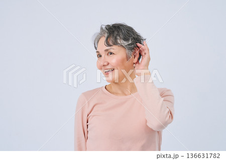 活動的な雰囲気のシニア女性 活動的な雰囲気のシニア女性 136631782