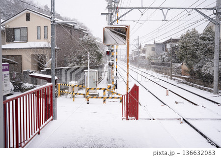 雪降り積もる街の駅 雪降り積もる街の駅 136632083