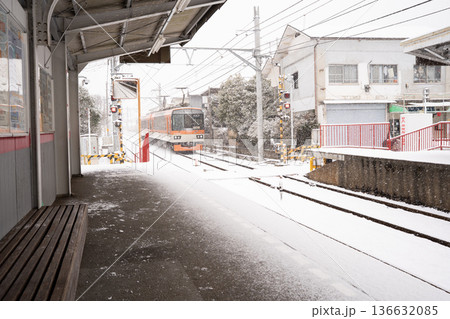 雪の中を走る路面電車 136632085