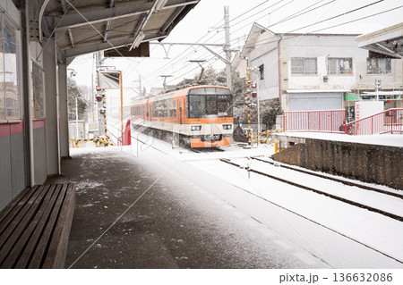 雪の中を走る路面電車 雪の中を走る路面電車 136632086