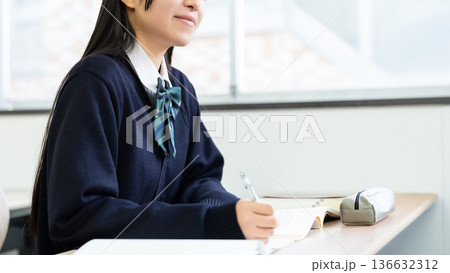 勉強をする受験生・制服姿の女子高校生 136632312