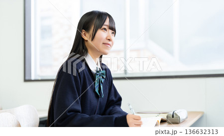 勉強をする受験生・制服姿の女子高校生 136632313