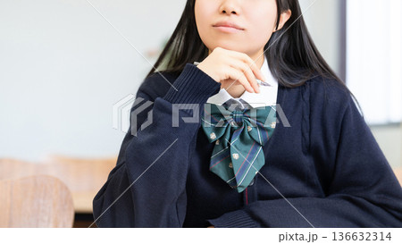 勉強をする受験生・制服姿の女子高校生 136632314