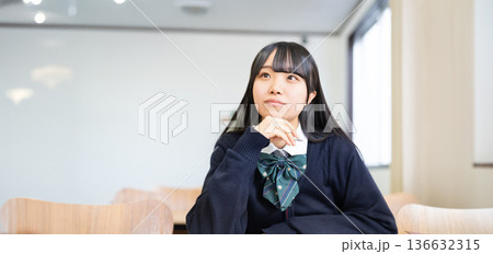 勉強をする受験生・制服姿の女子高校生 136632315