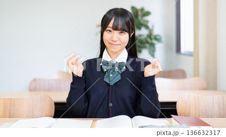 ガッツポーズをする受験生・女子高校生 136632317