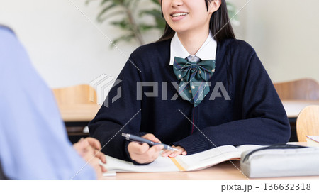 塾で勉強をする受験生・個別指導 136632318