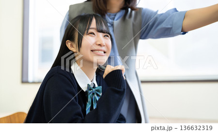 塾で勉強をする受験生・個別指導 塾で勉強をする受験生・個別指導 136632319