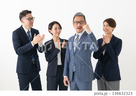 働く人々 ビジネスマン 拍手 働く人々 ビジネスマン 拍手 136632323