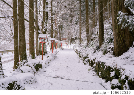 美しい雪の日の貴船神社 美しい雪の日の貴船神社 136632539