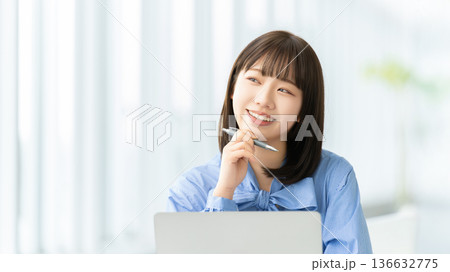 パソコンを使う若い女性・ビジネスウーマン パソコンを使う若い女性・ビジネスウーマン 136632775