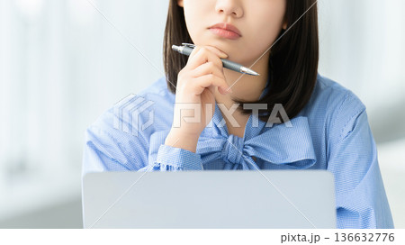 パソコンを使いながら考える若い女性・ビジネスウーマン 136632776