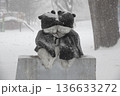 雪降る公園で寄り添う子供の石像 北海道旭川市 136633272