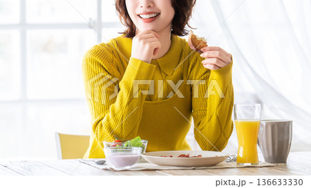 食事をする女性 食事をする女性 136633330