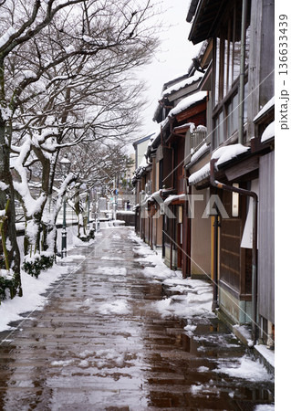 雪化粧した金沢・茶屋街の冬景色と石畳 雪化粧した金沢・茶屋街の冬景色と石畳 136633439