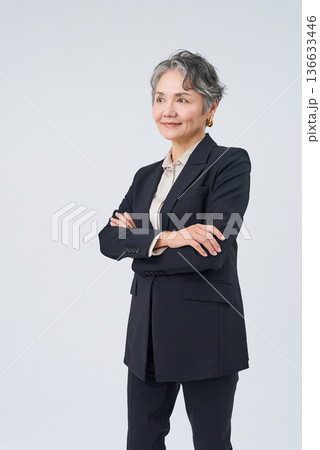 スーツ姿のシニア女性 136633446