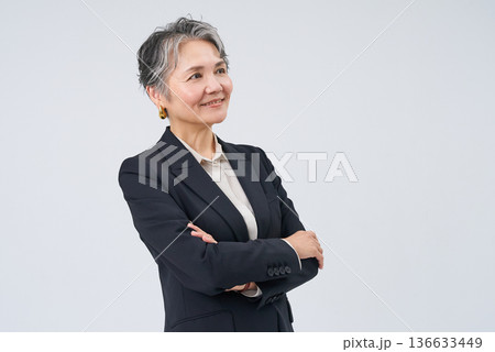 スーツ姿のシニア女性 スーツ姿のシニア女性 136633449