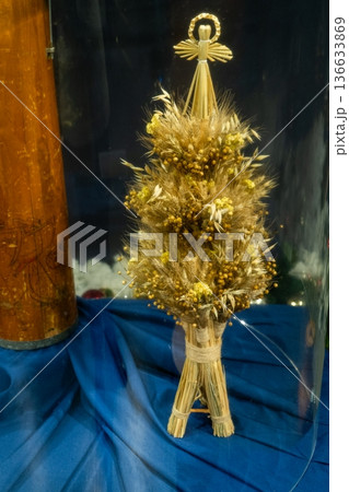 Ukrainian Didukh straw bouquet for Christmas. Spikelets of a sheaf of life, wheat and grain 136633869