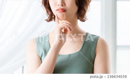 考えごとをする女性・美容イメージ 136634039