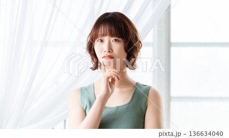 考えごとをする女性・美容イメージ 136634040
