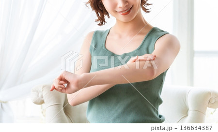 肌をチェックする女性・美容イメージ 肌をチェックする女性・美容イメージ 136634387