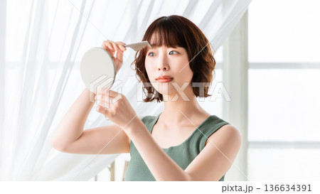 鏡を見て髪を整える女性・美容イメージ 鏡を見て髪を整える女性・美容イメージ 136634391