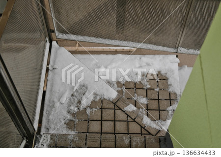 溶け始めた雪と階段のタイルのコントラスト 溶け始めた雪と階段のタイルのコントラスト 136634433