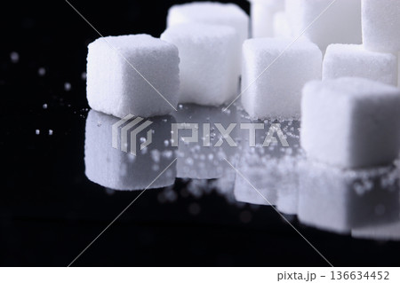調味料　1　黒い背景の中の角砂糖 136634452