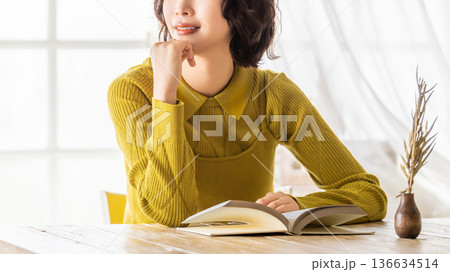 読書をする女性 読書をする女性 136634514