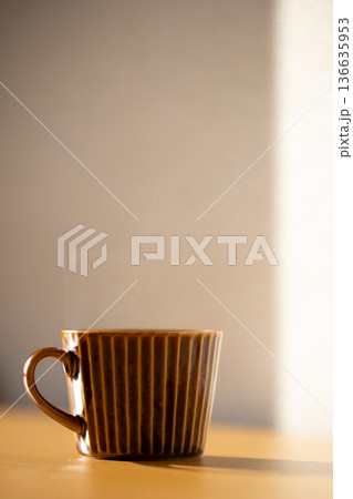 湯気が立ち上るコーヒー_縦 136635953