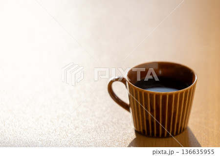 柔らかな光と右下配置のコーヒー 柔らかな光と右下配置のコーヒー 136635955
