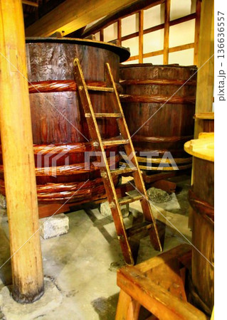 酒蔵の樽と梯子 136636557