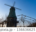 霞ヶ浦総合公園冬の朝陽照らす風車 136636625
