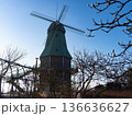 霞ヶ浦総合公園冬の朝陽照らす風車 136636627