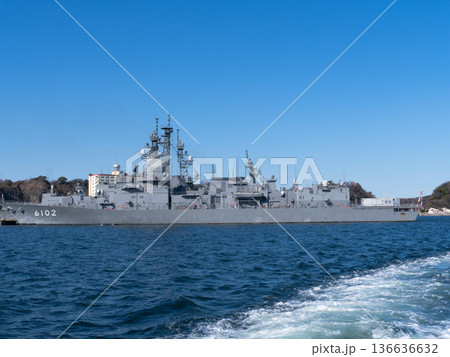 横須賀軍港に停泊する試験艦あすか 136636632