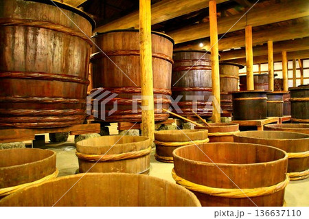 酒蔵の『樽と桶』 136637110