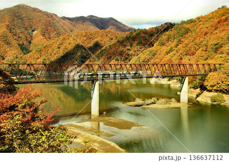 『湯西川橋梁』にて紅葉のダム湖を渡る… 鉄道旅で錦秋の『南会津』へ 特急リバティ会津【500系】 『湯西川橋梁』にて紅葉のダム湖を渡る… 鉄道旅で錦秋の『南会津』へ 特急リバティ会津【500系】 136637112