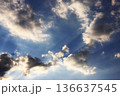 サンパウロの雲と青空と太陽光線　ブラジル 136637545