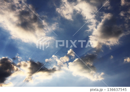 サンパウロの雲と青空と太陽光線　ブラジル 136637545