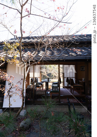 松山庭園美術館 庭園を望む和カフェの秋の風景 136637548