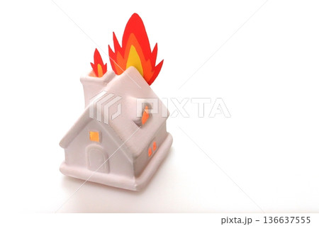 火災イメージ（火の用心・火災保険） 136637555
