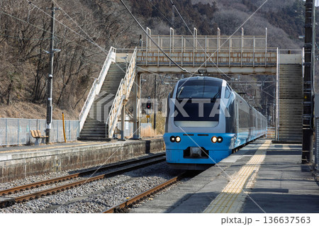 JR吾妻線 小野上駅を通過する臨時特急草津・四万 E653系 JR吾妻線 小野上駅を通過する臨時特急草津・四万 E653系 136637563