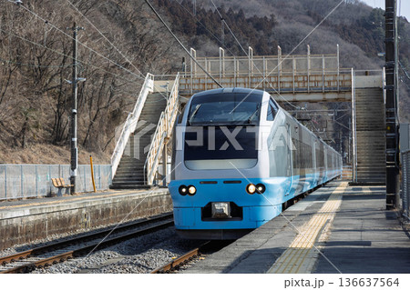 JR吾妻線 小野上駅を通過する臨時特急草津・四万 E653系 JR吾妻線 小野上駅を通過する臨時特急草津・四万 E653系 136637564