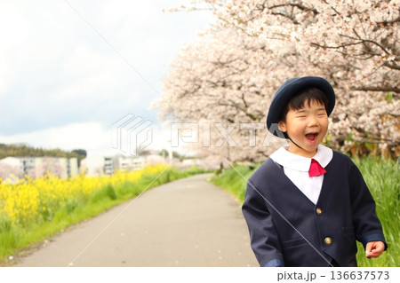幼稚園の制服を着た幼児　入園式　卒園式 136637573