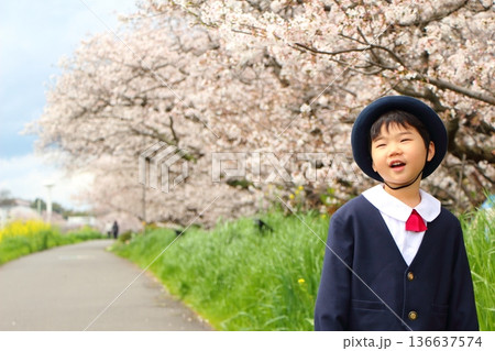 幼稚園の制服を着た幼児 入園式 卒園式 幼稚園の制服を着た幼児 入園式 卒園式 136637574
