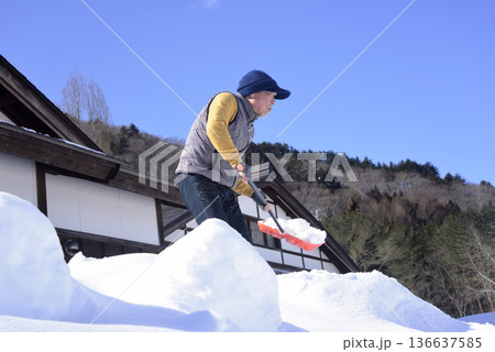 豪雪地帯で田舎暮らし老人のライフスタイル 136637585
