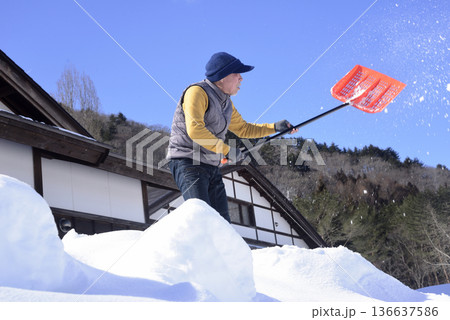 豪雪地帯で田舎暮らし老人のライフスタイル 136637586