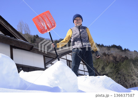 豪雪地帯で田舎暮らし老人のライフスタイル 豪雪地帯で田舎暮らし老人のライフスタイル 136637587