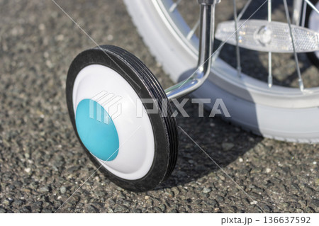 子ども用自転車の補助輪の接写 136637592