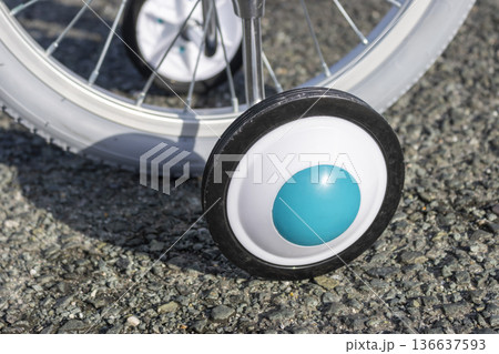 子ども用自転車の補助輪の接写 136637593
